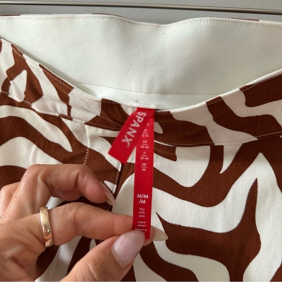 Spanx On-the-Go Printed Ankle Slim Straight Pant Clay Zebra Stripe - Picture 6 of 6